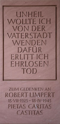 Gedenktafel für Robert Limpert am Rathaustor in Ansbach. Foto: Alexander Biernoth